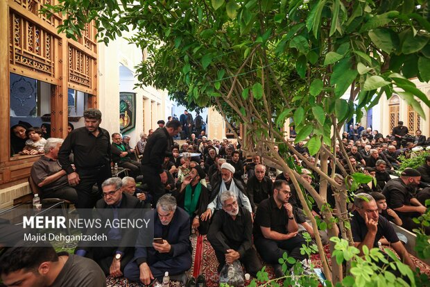 روضه‌خوانی سنتی دهه اول محرم در بیت شهید صدوقی یزد