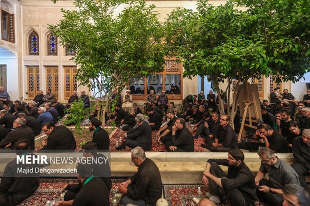 روضه‌خوانی سنتی دهه اول محرم در بیت شهید صدوقی یزد