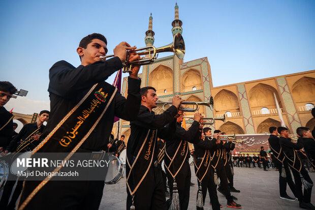 سوگواری عزاداران خاص حسین (ع) در حسینیه ایران