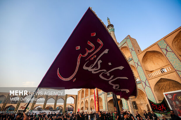 سوگواری عزاداران خاص حسین (ع) در حسینیه ایران