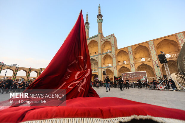 سوگواری عزاداران خاص حسین (ع) در حسینیه ایران
