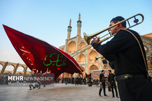 سوگواری عزاداران خاص حسین (ع) در حسینیه ایران