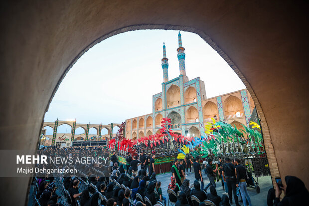 سوگواری عزاداران خاص حسین (ع) در حسینیه ایران