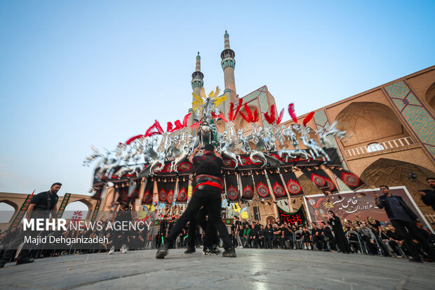 سوگواری عزاداران خاص حسین (ع) در حسینیه ایران