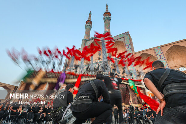 سوگواری عزاداران خاص حسین (ع) در حسینیه ایران