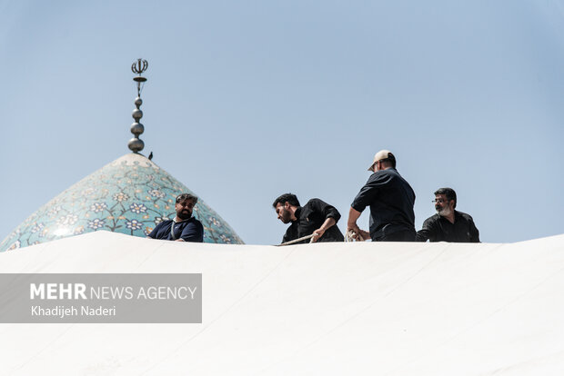 آیین برافراشتن خیمه عزاداری در هارونیه اصفهان