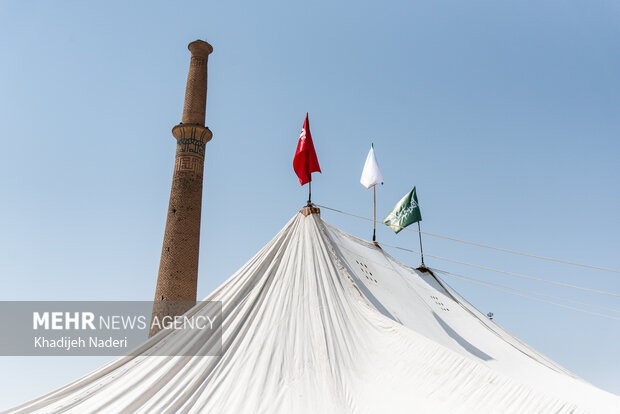 آیین برافراشتن خیمه عزاداری در هارونیه اصفهان