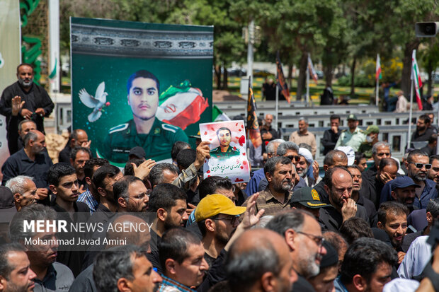 تشییع پیکر شهید مدافع وطن«محمدمهدی مهدی‌پور»در قزوین