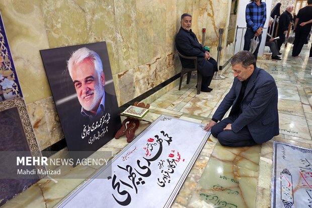 حضور رئیس ستاد اجرایی فرمان امام بر مزار شهدای حملات رژیم صهیونیستی