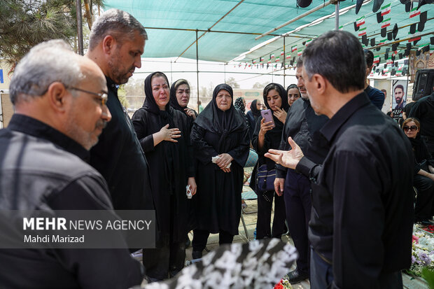 حضور رئیس ستاد اجرایی فرمان امام بر مزار شهدای حملات رژیم صهیونیستی