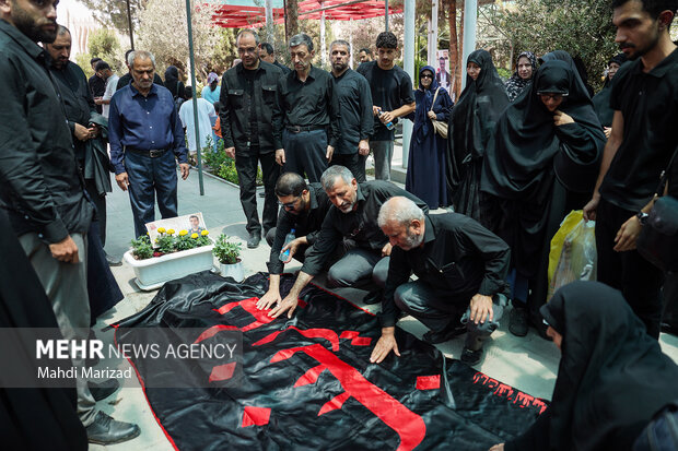 حضور رئیس ستاد اجرایی فرمان امام بر مزار شهدای حملات رژیم صهیونیستی