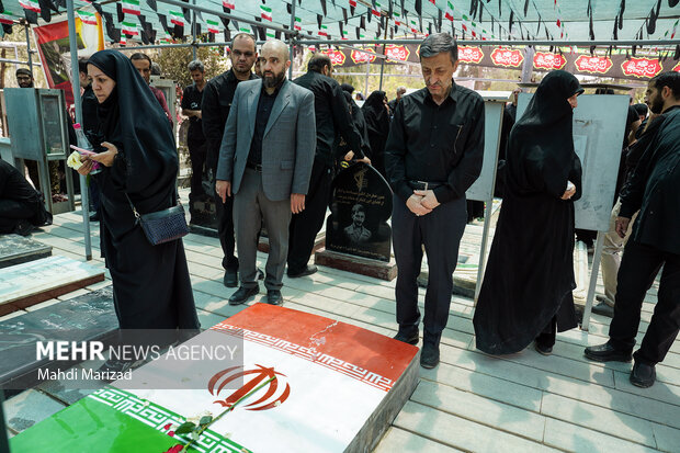 حضور رئیس ستاد اجرایی فرمان امام بر مزار شهدای حملات رژیم صهیونیستی