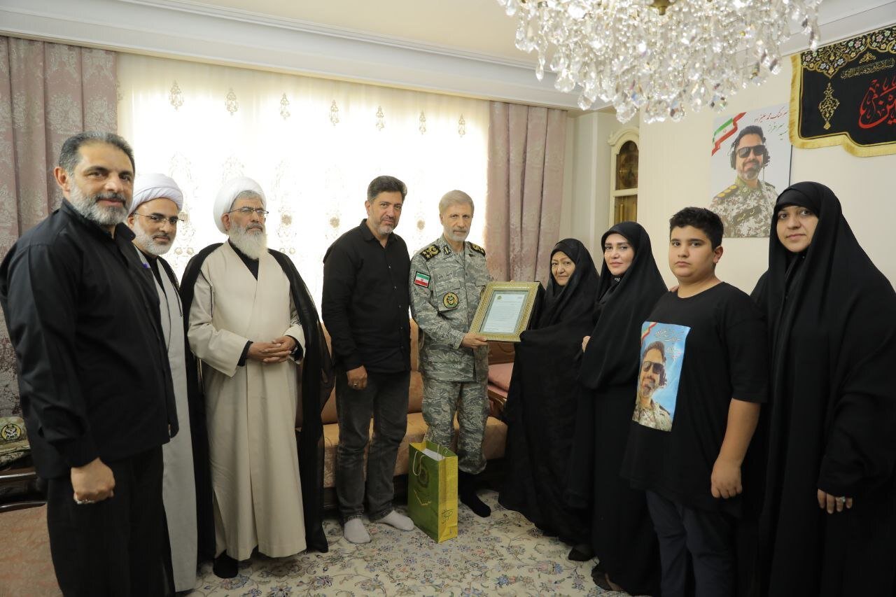 فرمانده ارتش: دشمنان دیدند ملت و نیروهای مسلح، متحد درکنارهم ایستادند فرمانده ارتش: دشمنان دیدند ملت و نیروهای مسلح، متحد درکنارهم ایستادند