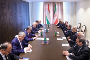 الرئيس الايراني يلتقي نظيره الطاجيكي على هامش قمة ايكو