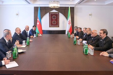 الرئيس الايراني يلتقي نظيره الاذربيجاني على هامش قمة ايكو