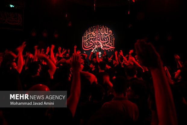 عزاداری شب هشتم محرم در هیئت خادمان قزوین