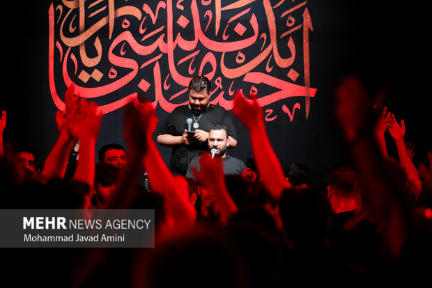 عزاداری شب هشتم محرم در هیئت خادمان قزوین