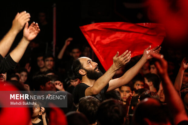 حسین طاهری در حسینیه سیدالشهدا (ع) مداحی می کند حسین طاهری در حسینیه سیدالشهدا (ع) مداحی می کند