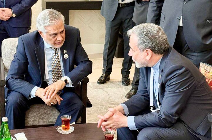 Iran, Pakistan FMs hold friendly talks in Azerbaijan
