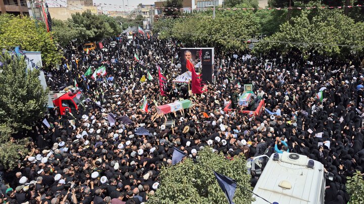 تصاویری از حضور گسترده مردم در بدرقه سرلشکر شهید ایزدی در قم