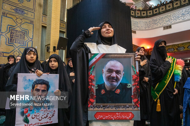 مادران قهرمانان بینام و نشان جنگ ۱۲ روزه بودند مادران قهرمانان بینام و نشان جنگ ۱۲ روزه بودند