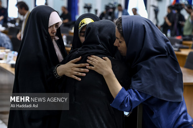 با شهادت خانواده یکی از خبرنگاران در حاشیه نشست سخنگوی وزارت امور خارجه، دیگر خبرنگاران در حال همدردی با خبرنگار داغدار هستند