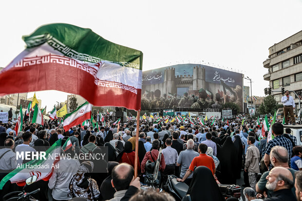 انزجار مردم از هدف گرفتن ساختمان صداوسیما و شعار علیه رژیم غاصب صهیونیستی در میدان انقلاب تهران