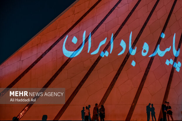 اجرای ویدئو مپینگ در میدان آزادی در پی همدردی با جانباختگان و شهیدان جنگ دوازده روزه