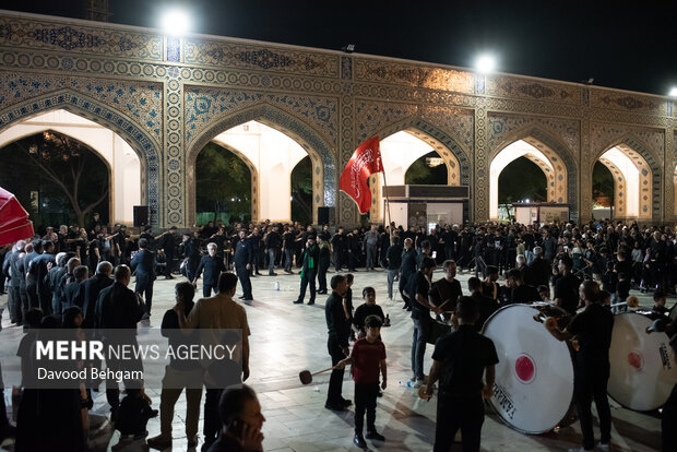 نوای شاه حسین گویان در جوار حرم امام رضا(ع)