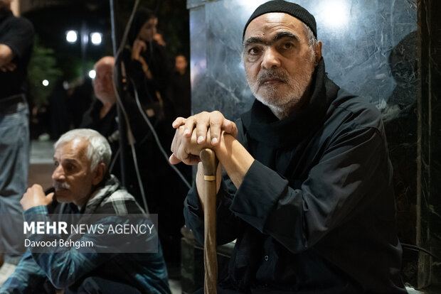 نوای شاه حسین گویان در جوار حرم امام رضا(ع)