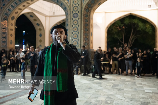 نوای شاه حسین گویان در جوار حرم امام رضا(ع)