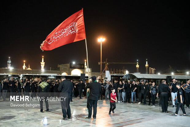 نوای شاه حسین گویان در جوار حرم امام رضا(ع)