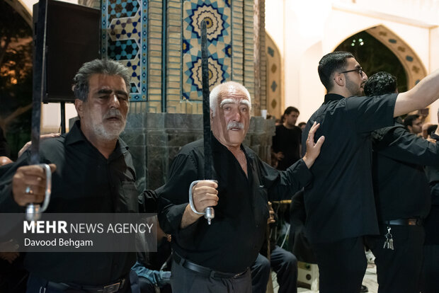 نوای شاه حسین گویان در جوار حرم امام رضا(ع)