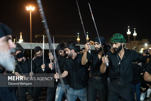 نوای شاه حسین گویان در جوار حرم امام رضا(ع)