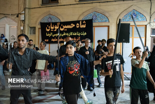 نوای شاه حسین گویان در جوار حرم امام رضا(ع)