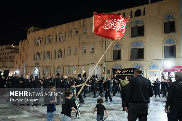نوای شاه حسین گویان در جوار حرم امام رضا(ع)