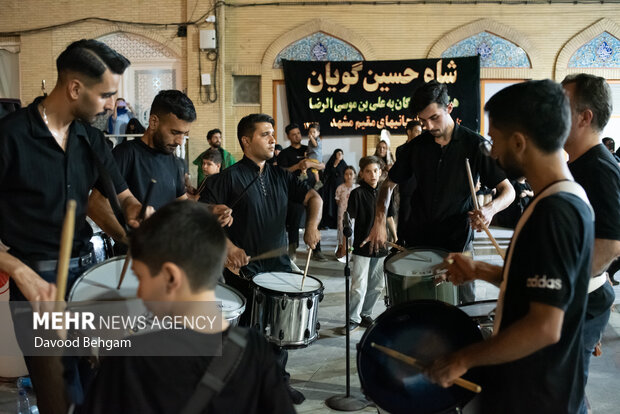 نوای شاه حسین گویان در جوار حرم امام رضا(ع)