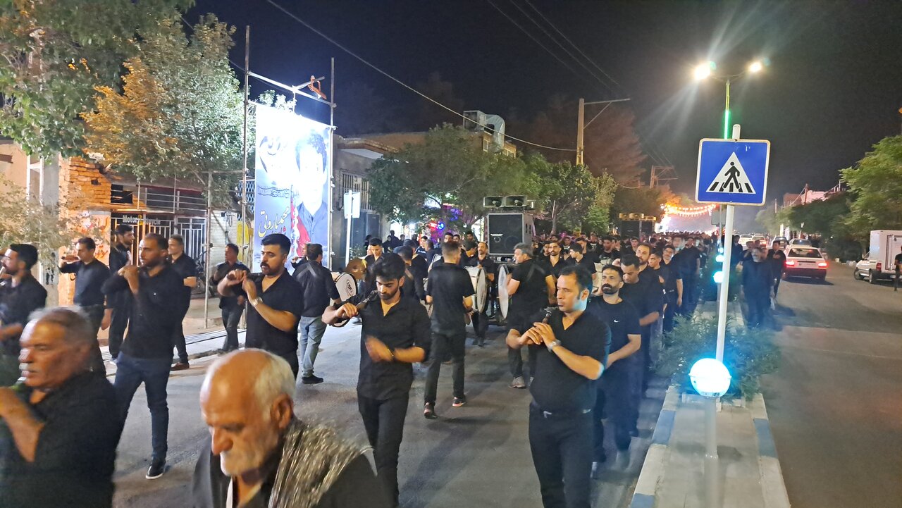 شب تاسوعا در اردستان؛ نوای یا عباس در شهر طنین‌انداز شد