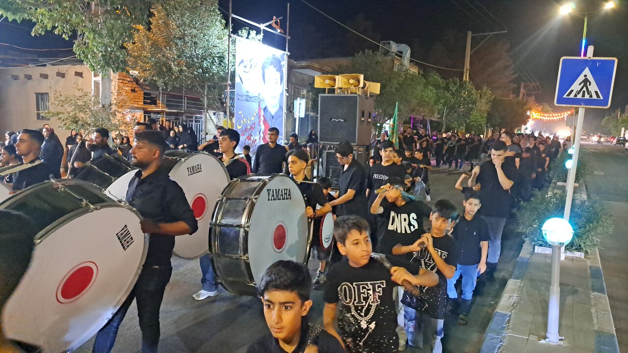 شب تاسوعا در اردستان؛ نوای یا عباس در شهر طنین‌انداز شد