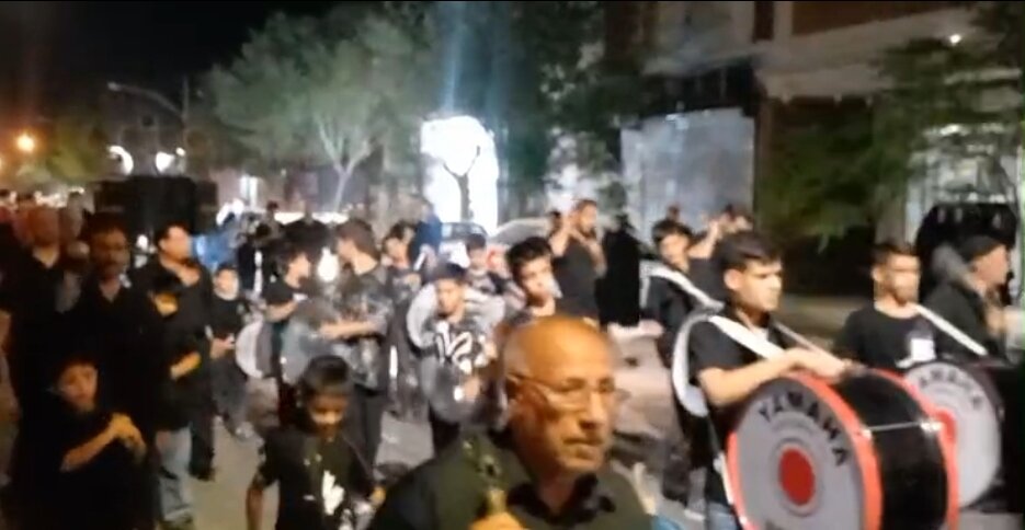 شب تاسوعا در اردستان؛ نوای یا عباس در شهر طنین‌انداز شد