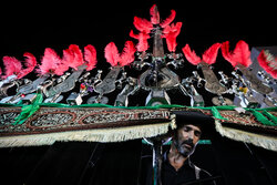 Kerbela'da İmam Hüseyin (a.s) için matem töreni