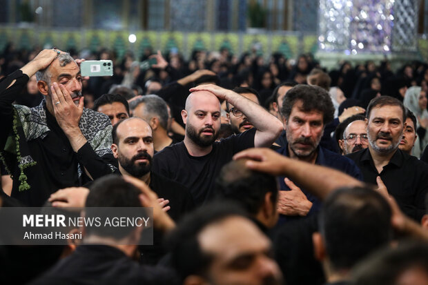 مراسم سینه زنی زائران حرم رضوی در شب های دهه پایانی صفر مراسم سینه زنی زائران حرم رضوی در شب های دهه پایانی صفر
