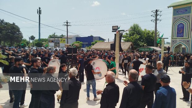 علمداری جوانان بندرکیاشهر در تاسوعا؛ فرهنگ عاشورا زنده‌ترین سلاح است