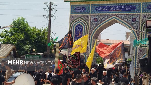 علمداری جوانان بندرکیاشهر در تاسوعا؛ فرهنگ عاشورا زندهترین سلاح است