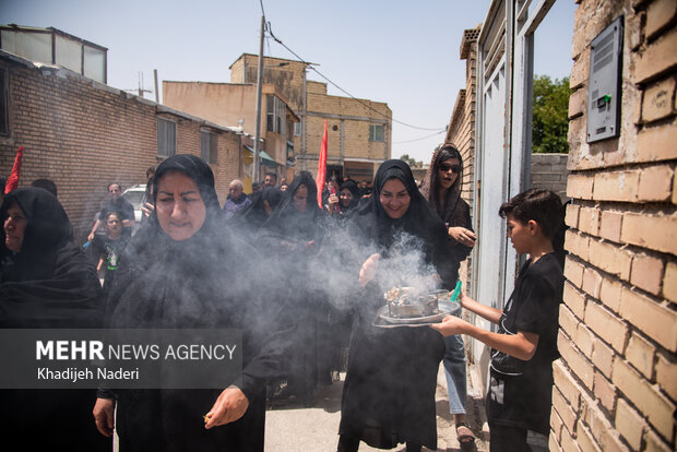 آیین سُنتی پذیرایی از سوگواران تاسوعا در روستای اراضی