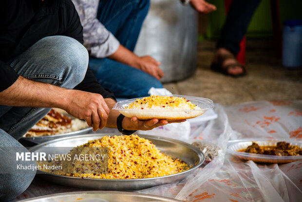 آیین سُنتی پذیرایی از سوگواران تاسوعا در روستای اراضی