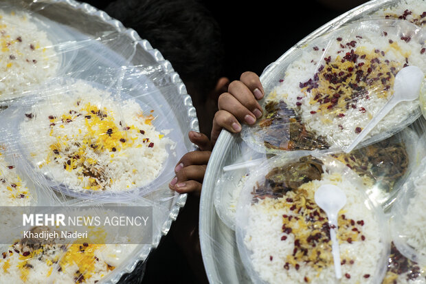 آیین سُنتی پذیرایی از سوگواران تاسوعا در روستای اراضی