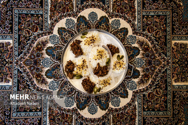 آیین سُنتی پذیرایی از سوگواران تاسوعا در روستای اراضی