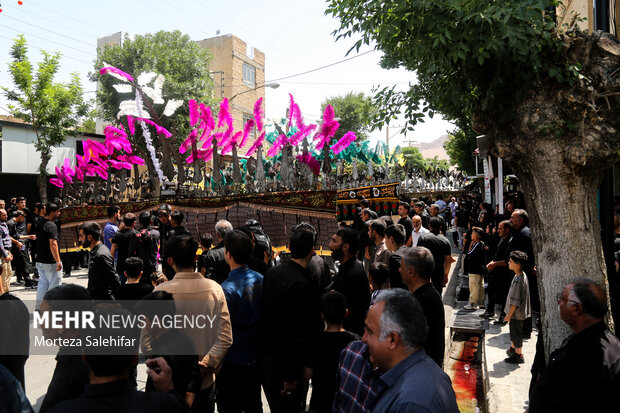 آیین سنتی «علم‌کِشی» در فرخشهر چهارمحال و بختیاری
