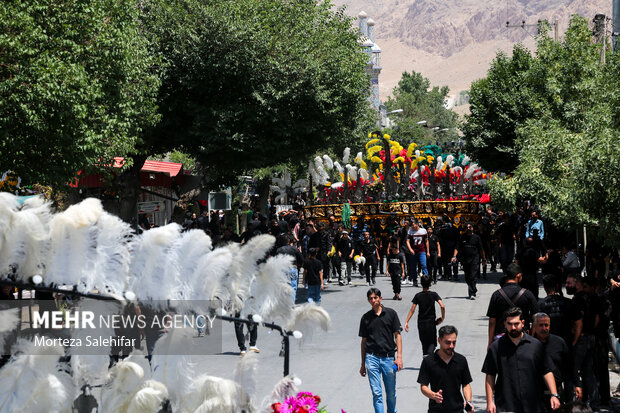 آیین سنتی «علم‌کِشی» در فرخشهر چهارمحال و بختیاری